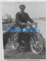 229443 REAL PHOTO COSTUMES MAN IN MOTORCYCLE MOTO CUT NO POSTAL POSTCARD - Photographs