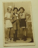 Two Young Girls And A Boy - Atelier ROSMARIN, Trinec Trzyniec - Czech Republic - Old Photo - Personas Anónimos