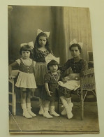 Four Little Young Sisters With A Bow In Their Hair - Old Photo - Personnes Anonymes