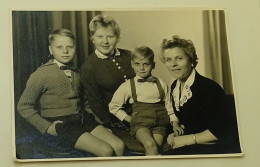 A Girl, Two Boys And A Woman - Photo Margraf, Celle - Personnes Anonymes