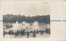 R131587 Old Postcard. People Near The Fountain - World