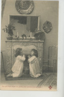 ENFANTS - LITTLE GIRL - MAEDCHEN - Jolie Carte Fantaisie Fillettes Près De La Cheminée Récitant Une Prière Pour Noël - Autres & Non Classés