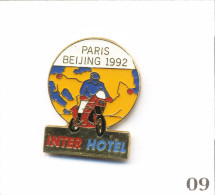 Pin's Sport - Compétition Moto / Rallye Paris-Pékin 1992 - Sponsor “Inter Hôtel“. Non Estampillé. Epoxy. T1019-09 - Motorräder