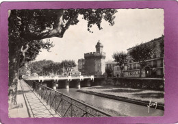 66 PERPIGNAN Quais De La Basse Et Le Castillet   Tramway  Gros Pli Vertical Près Du Bord Gauche Vendue En L'état - Perpignan