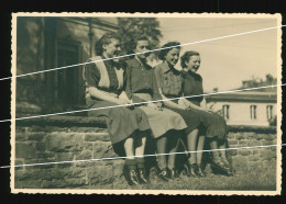 Orig. XL Foto 40er Jahre Süße Junge Mädchen Zusammen Auf Der Mauer, Cute Young Girls Sitting Together On The Wall - Personas Anónimos