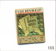 Pin's Média - Presse Écrite / Journal “L’Est Républicain“ En Braille Avec Image Holographique. Non Est. Zamac. T1020-08 - Medios De Comunicación