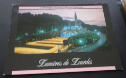 Lourdes - La Basilique Et La Procession Aux Flambeaux - Lumière De Lourdes - Edition A. Doucet, Lourdes - Lourdes