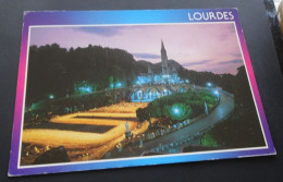 Lourdes - La Basilique Illuminée Et La Procession Aux Flambeaux - Edition A. Doucet, Lourdes - Lourdes