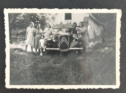 Ancienne Photo Groupe De Personnes  Voiture Ancienne Cycles Plaza - Personnes Anonymes