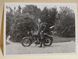 Sweden Malarbaden, Man With Motorcycle 1951.  Torgil Magnuson ? To Identify. 115x83 Mm. - Europa