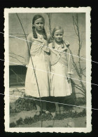 Orig. Foto Um 1939 Hübsche Mädchen Arm In Arm, Lange Zöpfe, Sweet Young Girls, Teenager With Long Pigtails - Anonieme Personen