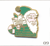 Pin's Association - Entraide / Secours Populaire Français 1993 Avec Père Noël. Est. Plessis Paris. Zamac. T1022-09 - Personajes Célebres