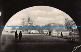 R130547 Sous Les Ponts De Paris. L Ile De La Cite Notre Dame Et Le Pont De L Arc - Monde