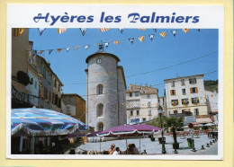 83. HYERES LES PALMIERS – La Place De La Tour Des Templiers (voir Scan Recto/verso) - Hyeres