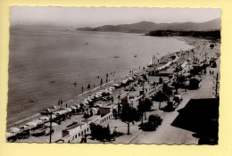 83. LE LAVANDOU – La Plage (animée / Vieilles Voitures) CPSM (voir Scan Recto/verso) - Le Lavandou