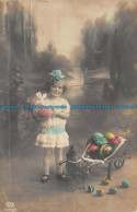 R131672 Old Postcard. Girl And Eggs - Wereld