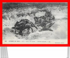 CPA MILITARIA. Guerre 1914-18. Mort De Chevaux Sur Le Champ De Bataille....CO1875 - Personaggi