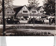 CPSM/pf  (14)  DEAUVILLE-TROUVILLE.  La Gare,  Voiture Traction Citroên.  ..T652 - Deauville