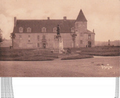 CPA  (17)  PONS.  Vieux Château De Pons, Actuellement Hôtel De Ville, Monument Aux Morts. ...T552 - Pons