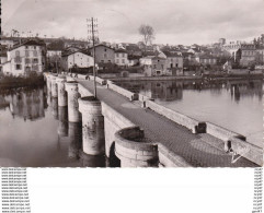 CPSM/pf  (16)  CONFOLENS.  Le Vieux Pont Sur La Vienne.  ..T678 - Confolens