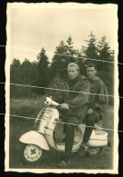 Orig. Foto 1962 Hübsche Jungen Auf Moped Pitty Vespa U.ä. ? Cute Young Boys Together On A Moped, Motorbike Typical 60s - Anonieme Personen