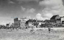 C/291                Cpsm  14X9  Cm    -     50    Coutainville    -     La Plage Et Les Jeux - Autres & Non Classés