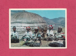 South Africa, Bantu Life. Zulu Woman Beside Their Hut- Natal. Standardsize, Verso Divided, Stamped And Mailed 31.12.69 - Südafrika