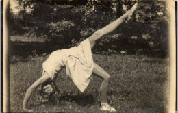 CP Carte Photo D'époque Photographie Vintage Jeune Femme Mode Danse Jambes  - Unclassified