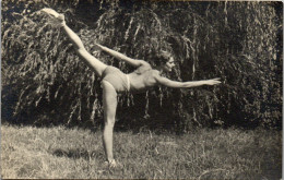 CP Carte Photo D'époque Photographie Vintage Jeune Femme Mode Danse Jambes Short - Unclassified