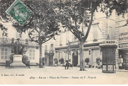 ARLES - Place Du Forum - Statue De F. Mistral - Très Bon état - Arles