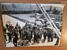 19537 Eb. Fotografia Epoca Uomini Autorità Politici Prete Auto Lancia Fiat Alfa Presentazione 24x18 Foto Armone Messina - Lieux