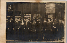 CP Carte Photo D'époque Photographie Vintage Café Restaurant Groupe Paris  - Couples