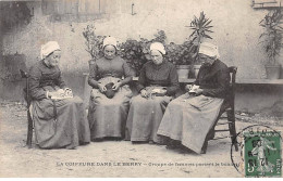 La Coiffure Dans Le Berry - Groupe De Femmes Portant Le Bonnet - Très Bon état - Andere & Zonder Classificatie