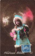 P3- Bonne Année Petite Fille Avec Manteau En Velours Et Chapeau Et Fleurs Coin Abimée - Año Nuevo