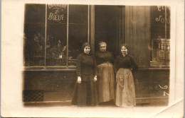 CP Carte Photo D'époque Photographie Vintage Café Restaurant Groupe Femme  - Non Classificati