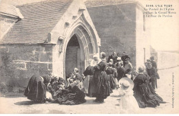 L'ILE TUDY - Le Portail De L'Eglise Pendant La Grand Messe - Le Jour Du Pardon - Très Bon état - Ile Tudy