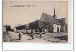 SAINT MARTIN DES CHAMPS - L'église Et La Place - Environs De LA FERTE GAUCHER - Très Bon état - Sonstige & Ohne Zuordnung