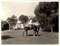 Photographie Photo Vintage Snapshot Amateur Femme Cavalière Amazone élégance - Personnes Anonymes