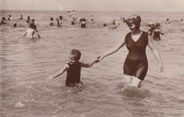 Carte Postale: Le Premier Bain. "Real-photo"  C.A.P. Strasbourg - Autres & Non Classés