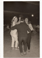 Snapshot Superbe Femme Homme Fête Soirée Danse Nuit 60s Trio Superbe Humour Chapeau Melon Drôle - Anonieme Personen