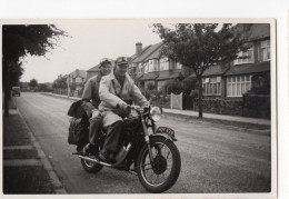 Snapshot Superbe Portrait Homme MOTO à Situer Identifier 60s - Personnes Anonymes