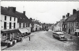 SAINT ARNOULT EN YVELINES  PLACE DU GENERAL LECLERC  BEAU AUTOBUS ANCIEN - St. Arnoult En Yvelines