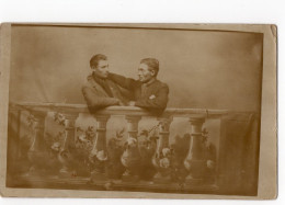 Snapshot Superbe Portrait Homme Duo Love Gay Studio Decor Arade Foire Forain Id La Verpillère Rppc Carte Photo - Personnes Anonymes