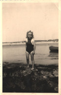 CHILDREN, GIRL, PORTRAIT, BOAT, BEACH, POSTCARD - Portraits