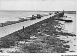 ABZP11-85-0957 - ILE DE NOIRMOUTIER - Passage Du Gois A Maré Basse - Ile De Noirmoutier