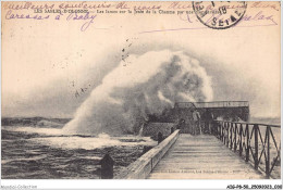 AIGP8-85-0804 - SABLES D'OLONNE - Les Larmes Dur La Jetée De La Chaume Par Une Mer Furieuse - Sables D'Olonne