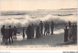 AIGP7-85-0758 - SABLES D'OLONNE -  Vague Allant Se Briser Sur Le Remnlai Au Phare Rouge - Sables D'Olonne