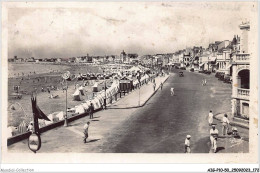 AIGP10-85-1087 - LES SABLES-d'OLONNE - Promenade Du Remblai - La Plage - Sables D'Olonne