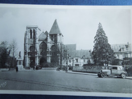 Le Mans    Eglise Notre Dame De La Couture    Voiture Ancienne    CP240176 - Le Mans