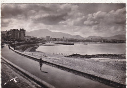 64. SAINT JEAN DE LUZ . CPA . Edit JOVE. PROMENADE MATINALE AU BORD DE LA PLAGE. ANNEES 50 - Saint Jean De Luz